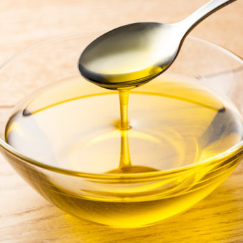 Öl statt Butter zum Kochen und Backen lässt sich gut mit Löffel und Schüssel oder Messbecher abmessen.