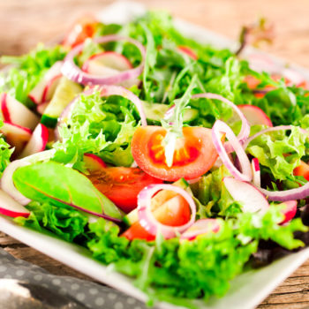 Knackig frische Salat in einer Schüssel mit Dressing Vinaigrette